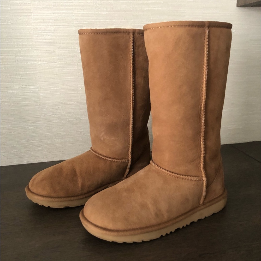 Like New Girls Classic Tall Ugg’s